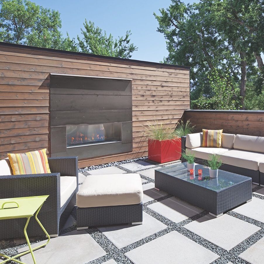 An outdoor fireplace framed with raw steel allows for an alfresco space to be used even in… ift.tt/2kS3DqK
