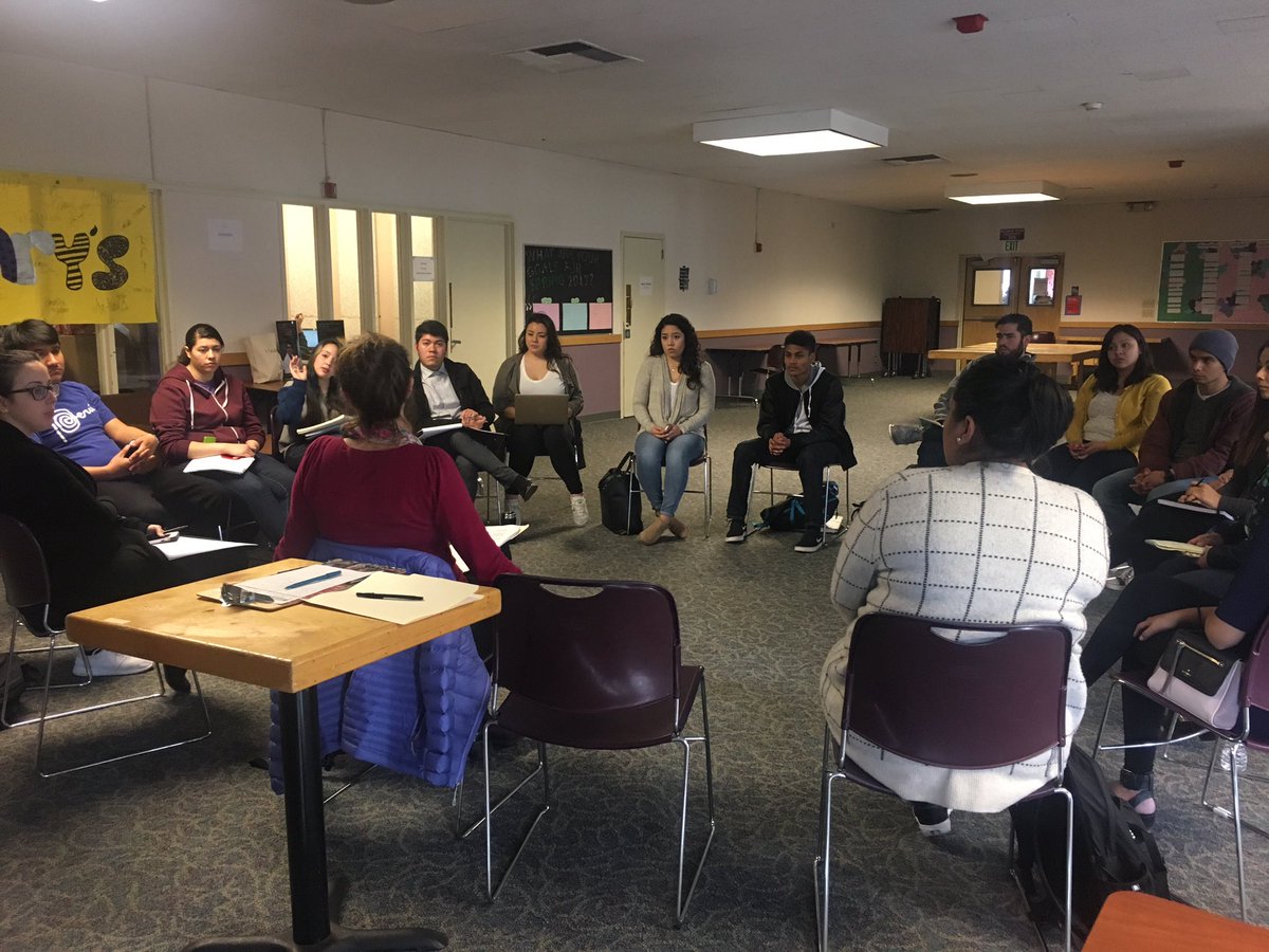 LaRaza_Legal's tweet photo. Immigration attorney, Jakki, leading a conversation w/SFSU students on recent executive orders, Sanctuary City, &amp; KYR info.  #SFSU #LRCL https://t.co/kzsZR24uLu