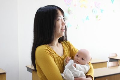 tokyorissho's tweet image. 【今日のフォト】幼児教育専攻の「子どもの保健」では、健康な子どもを育てる保育者になるために、子どものからだと心の問題を、科学的根拠に基づいて学んでいます。授業では赤ちゃんの抱き方についても学びます。 #今日のフォト #子どもの保健 ＃赤ちゃん