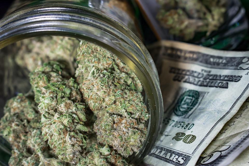 gatewayvc's tweet image. #Marijuana Prices Fall In 2016 As #Growers Flood The Market With Pot, ft. @claren forbes.com/sites/debrabor… via @WallandBroad at @Forbes