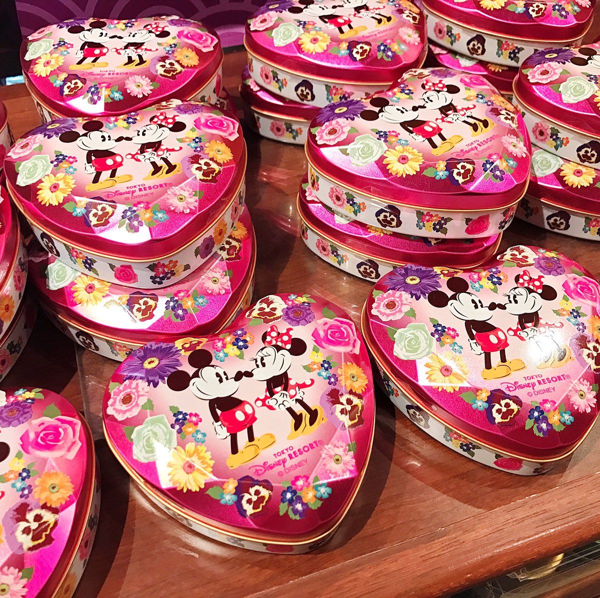 Mezzomikiのディズニーブログ Pe Twitter カラフル可愛いミッキー ミニーのハート型缶パッケージに入ったチョコレートのお土産 新発売 価格600円です T Co Ys76mknelu