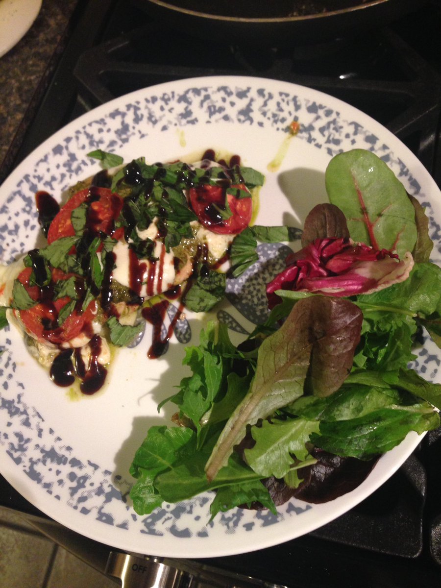 KSnutritionRDN's tweet photo. Caprese chicken with a spring mix salad #delicious #RDNapproved #tinacooks #JMANeats https://t.co/UqNQ5cavHd