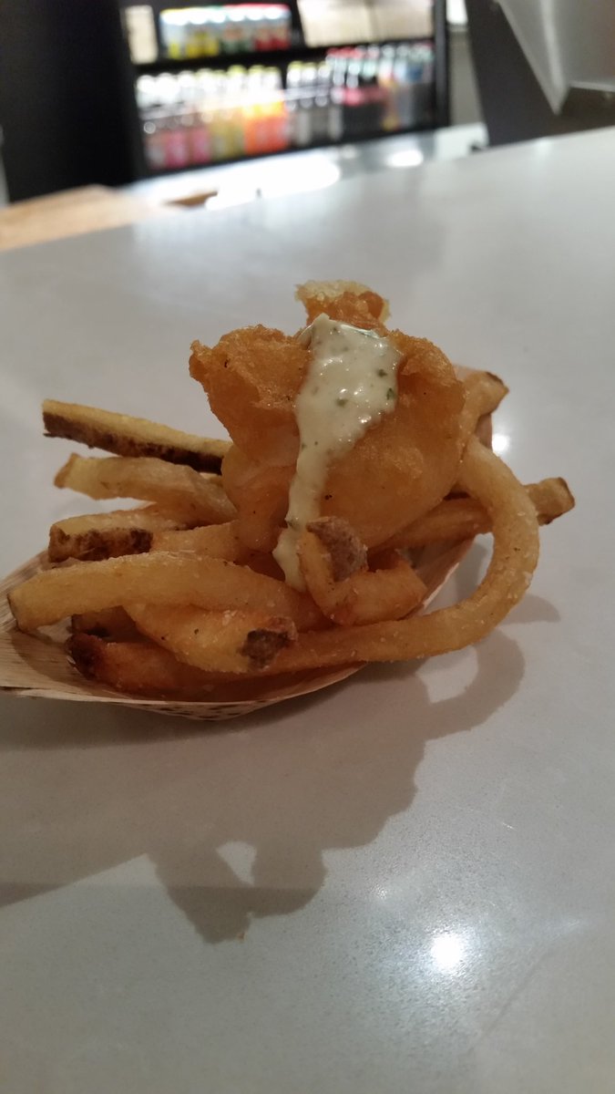 wandabaker_'s tweet photo. The fish at the Fish Shack in @RodneysCalgary is simply awesome! #rodneys2 #yycfood https://t.co/w1NvRx3iE6