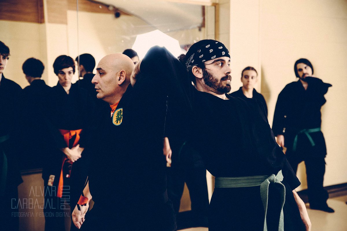 ProyectoSHINKEN's tweet photo. ENERO 2017-Javier Domínguez(Shihan)explicando una técnica en Bujinkan Tora No Bushi Dojo respaldando el proyecto SHINKEN @ProyectoSHINKEN https://t.co/Gxt1cNPWuz