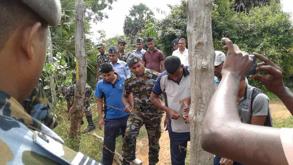 Following villagers protest last night,Air Force today strengthened its military base secuirty by putting up new fences #Keppapilavu https://t.co/4CZUnfaCz5