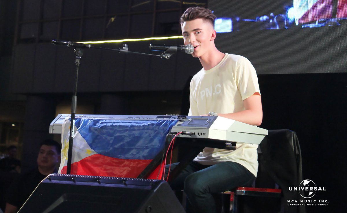 UMG_PH's tweet photo. Greyson @greysonchance is SOMEWHERE OVER OUR HEADS (and hearts too) π΅π Highlights of #GreysoninMNL 2016 here - https://t.co/Rm0imFwbV7 https://t.co/G9nImdAsXu