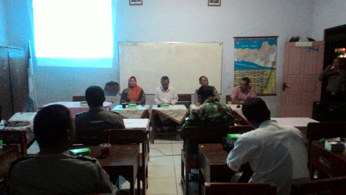 KecBae's tweet photo. berbagi tugas dg camat bae @mundirdrs , sekcam bae memberi pembinaan pemerintahan desa di Gondangmanis malam tadi,
semoga bermanfaat.. https://t.co/umqnDxGDE0