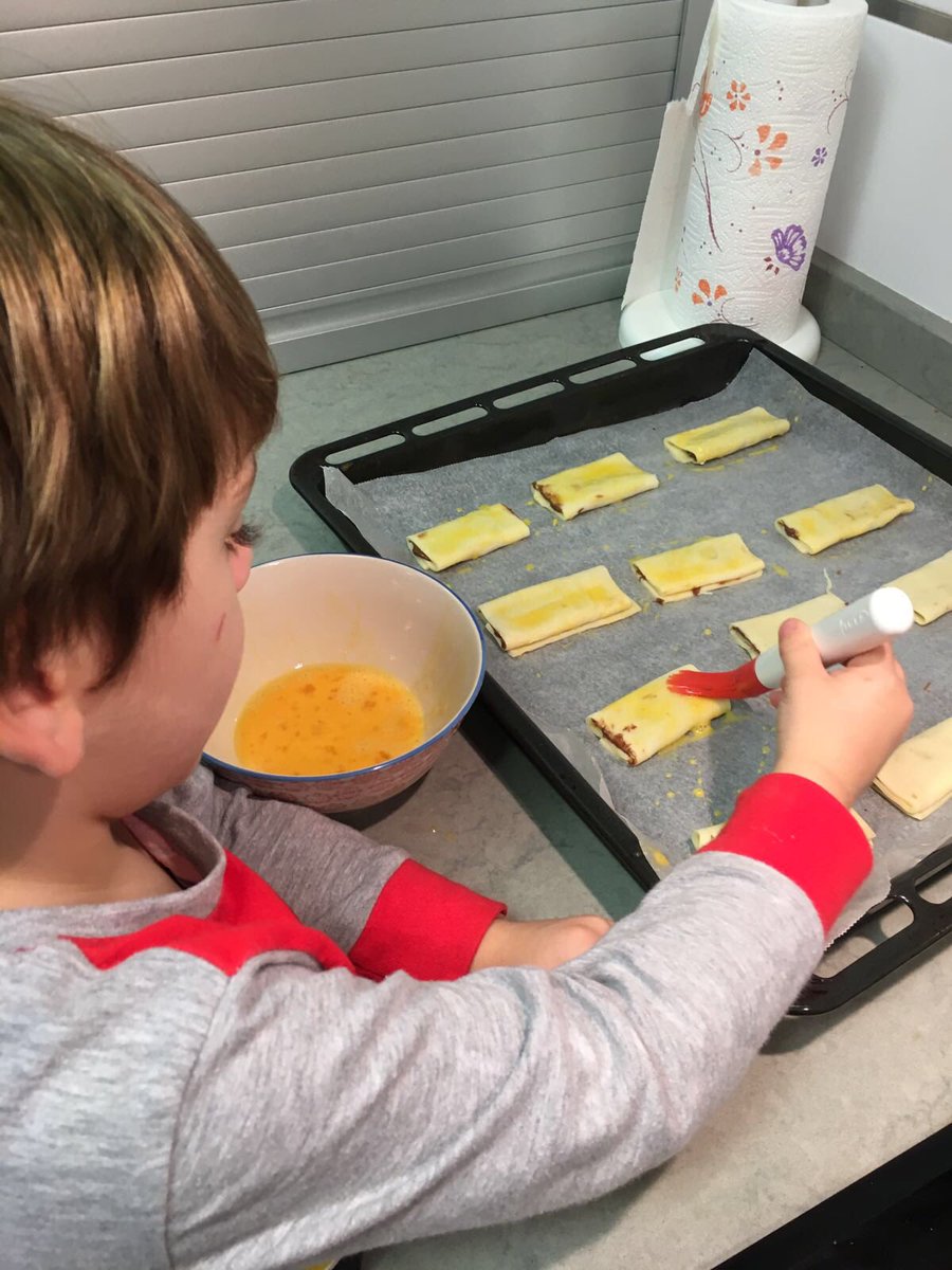 Martín "pintando" sus napolitanas de chocolate #nireerrezeta <a href="/hhmoreak/">hh5urte</a>