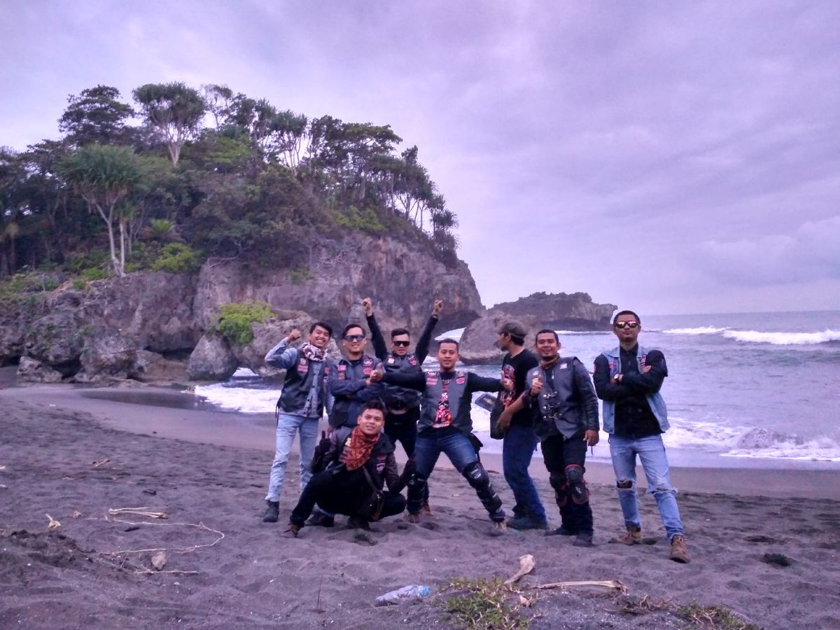 Akses jalan ke pantai ini terbilang sangat baik, mari piknik ke pantai madasari 🙌