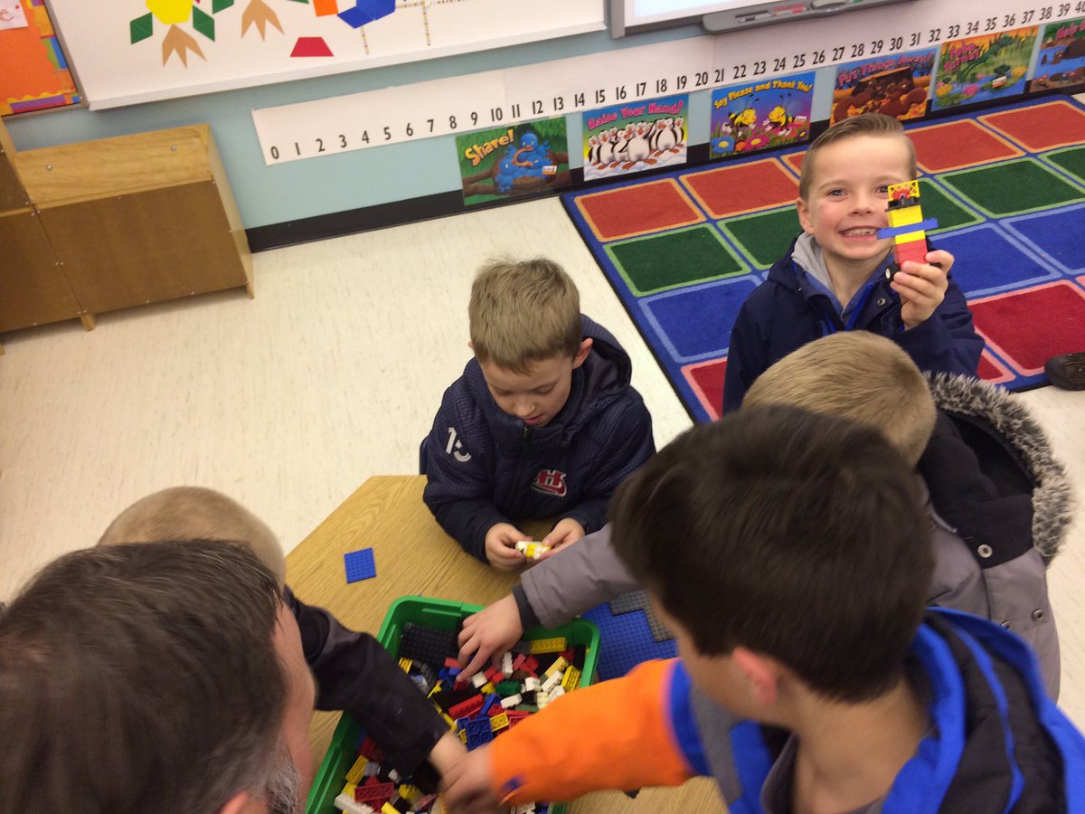 MrsGoruk's tweet photo. What a fun time building robots! @GBProbeSchool #probewildrobot #scienceliteracynight https://t.co/FpbSpuXJN8