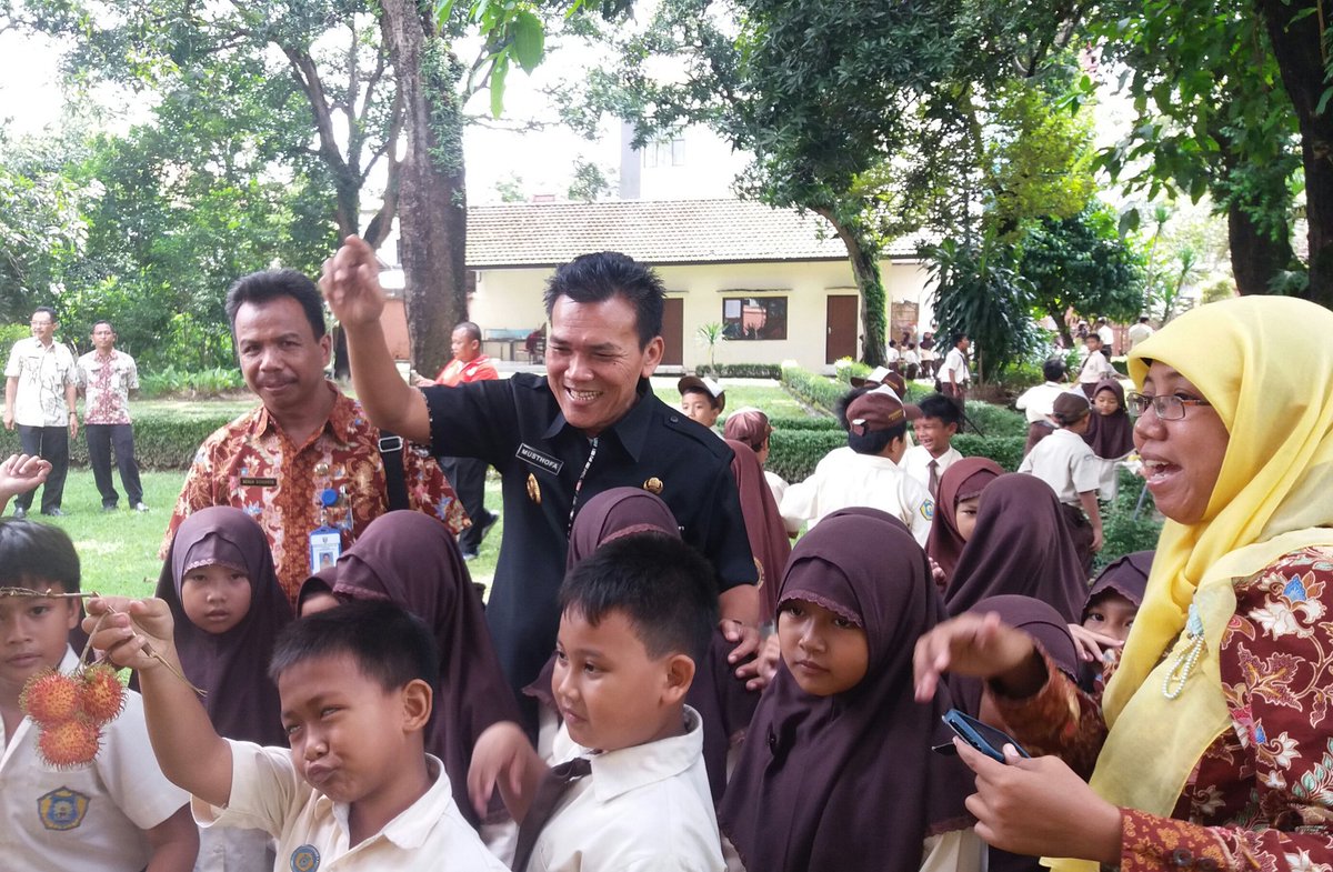 MusthofaWardoyo's tweet photo. Bhagia itu sdrhana. Biarkn anak2 brmain dg gmbira &amp;bhgia
#kenaliCintaiKudus
#pendopoKudus
@Kemenpar_RI @PDI_Perjuangan @jokowi https://t.co/2vAbcIPelg
