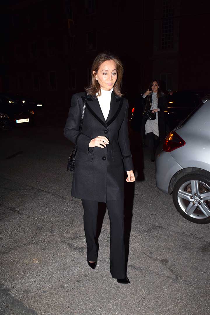 DisparatesMagaz's tweet photo. #IsabelPreysler @Tamara_Falco_ funeral en #lajetset https://t.co/08BgbubSPF https://t.co/lHsF4Qqjkn