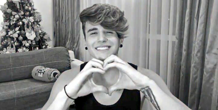 EmillyAlessi's tweet photo. @Alexmapelii @YouTube me segue #QuemEAlexMapeli https://t.co/auJm4mXrWV