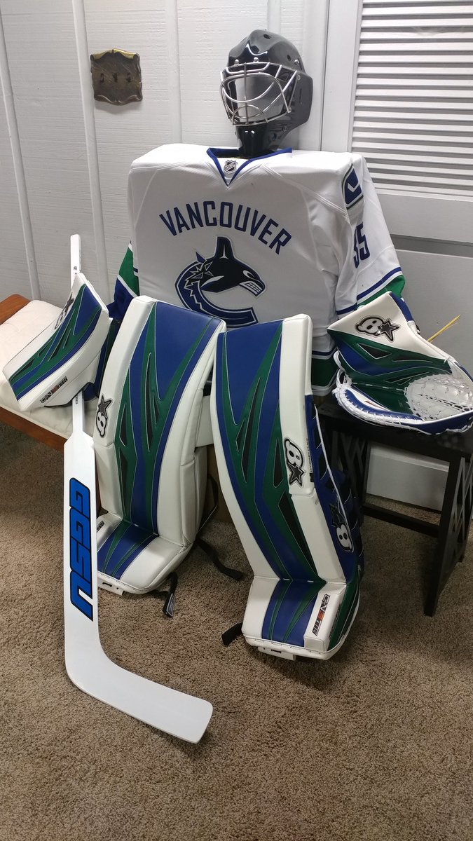 roblaurie1's tweet photo. @Canucks @goaliesonly @Custom_Goalie my new set of gear to match my favorite jersey.  Hate to get puck marks on either. Thx Brian's! https://t.co/oPDEc2XRMw