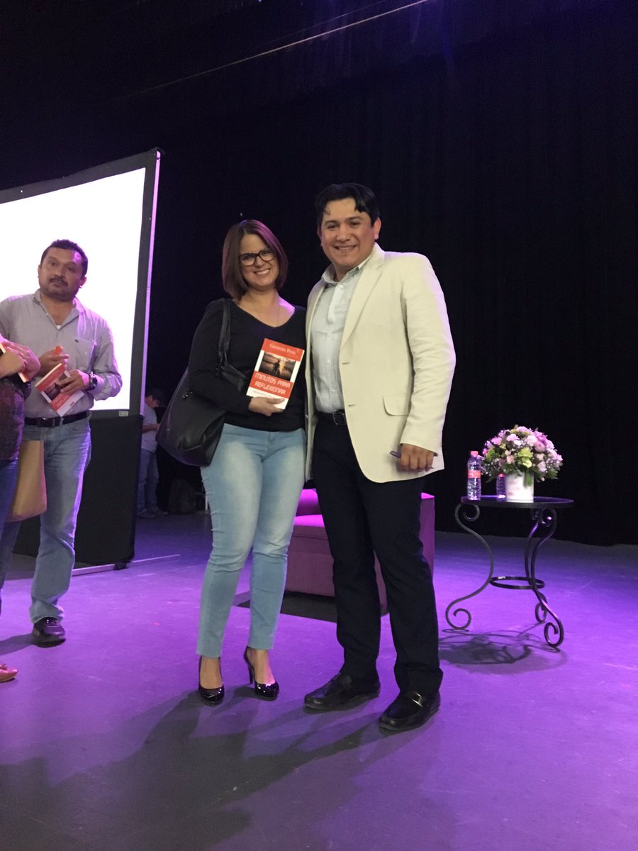 Gran participación de padres de familia en la conferencia "Los 7 Secretos de las Familias Altamente Afectivas" a cargo de @mtrogermanpren