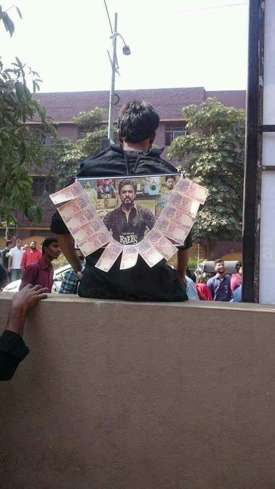 srk_aravind's tweet photo. Too Much 'FAN'ism in Godhra 😘 #gujarat
Gujarat Ki Hawa Mein "Shah Rukh" Hai Saheb! 😘😍 #Raees #RaeesRockingIt @RaeesTheFilm @iamsrk https://t.co/COtL2ozm1J