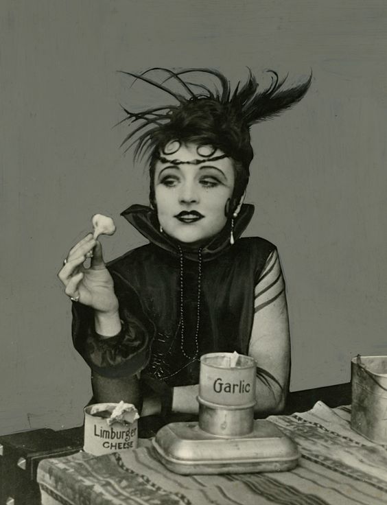 We hope you're getting sassy this weekend like Valeska Suratt and this garlic #classicfilm