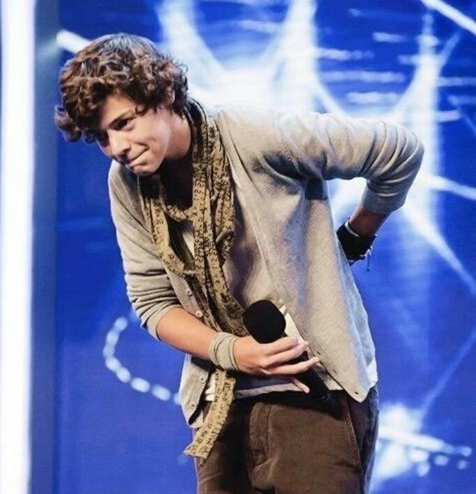 IpSpirou's tweet photo. I'm Harry Styles, I'm 16 and I work in a bakery.....
#HappyBirthdayHarry https://t.co/ZYTDzTDkc5