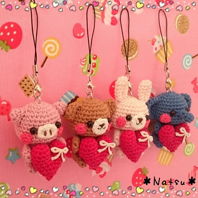 赤いハートをぎゅっ♡あみぐるみストラップシリーズ（うさぎ、くま