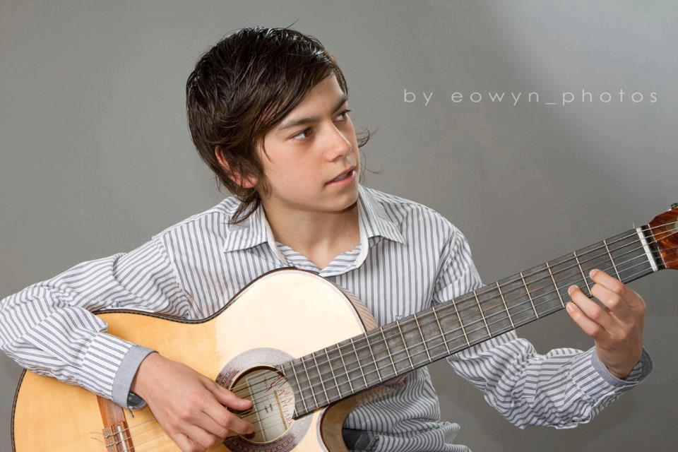 97stinix's tweet photo. Agustin con una guitarra es todo lo que esta bien ESPERAMOS TU DISCO BERNASCONI https://t.co/H72BUQMMIH