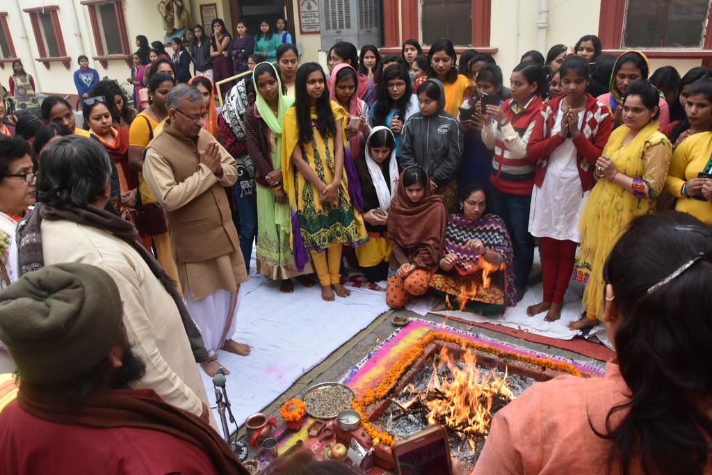 VCofficeBHU's tweet photo. विभिन्न छात्रावासों में कुलपति प्रो0 त्रिपाठी जी ने जाकर किया माॅं सरस्वती का पूजन। https://t.co/zlCBwvQn8B