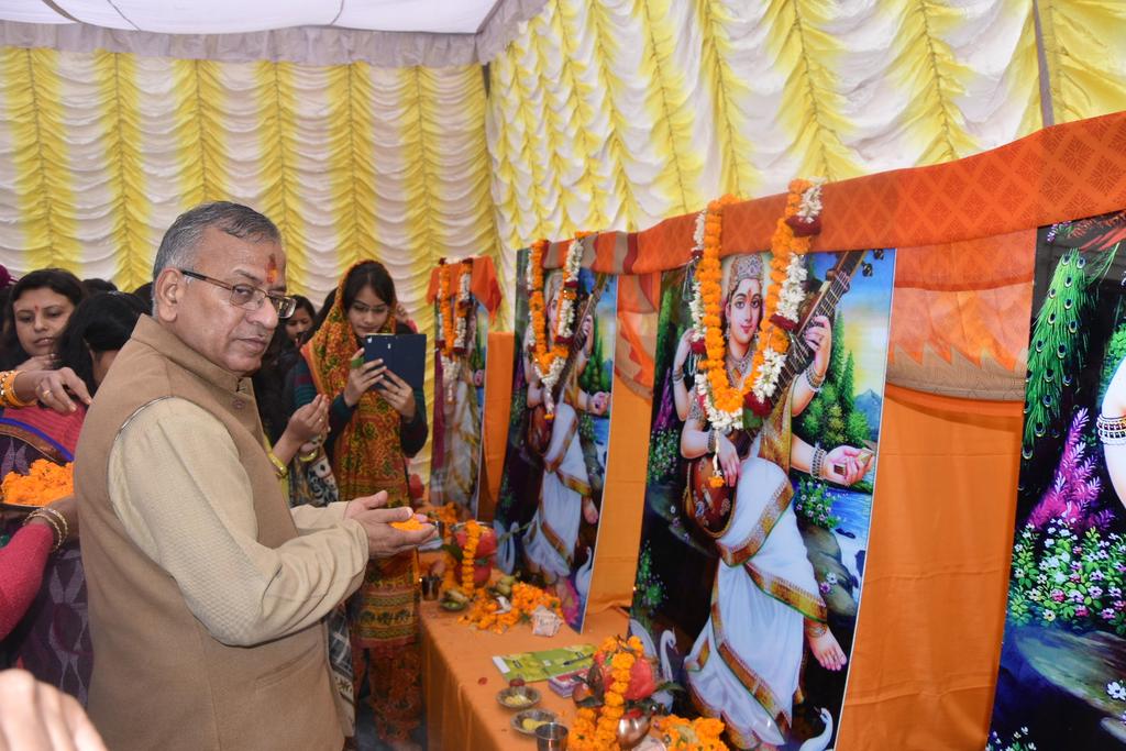 VCofficeBHU's tweet photo. विभिन्न छात्रावासों में कुलपति प्रो0 त्रिपाठी जी ने जाकर किया माॅं सरस्वती का पूजन। https://t.co/zlCBwvQn8B