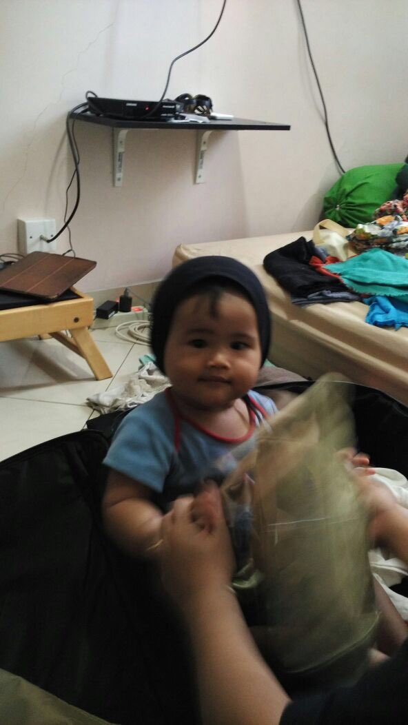 rahneputri's tweet photo. Laporan pandangan mata dari rumah, Omanya dateng Trah langsung masuk koper dan pake ciput omanya :)) https://t.co/FigGb7MLkE