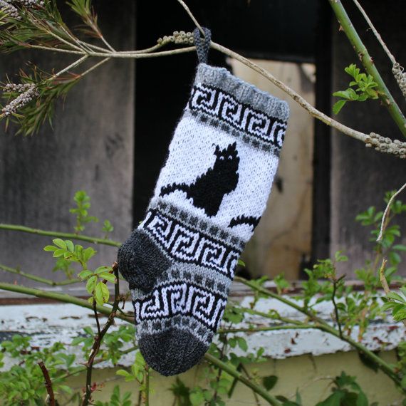 GigiSantasSocks's tweet photo. I like cats. So I knit a lot of Christmas stockings with cats! https://t.co/cd0IP3RbsY #knitting #obsessivecatdisorder https://t.co/XDu61zQp4p