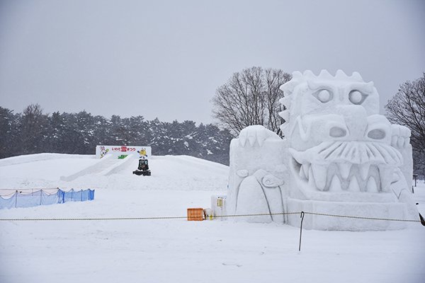 岩手県雫石町 広報 En Twitter 第50回いわて雪まつり が2月4日 土 12日 日 の期間で開催されます 現在会場では2月2日 木 まで春節対応が行われています 屋台の一部を営業しながら雪像の制作などが進んでいますよ 岩手 雫石 小岩井農場 いわて雪まつり