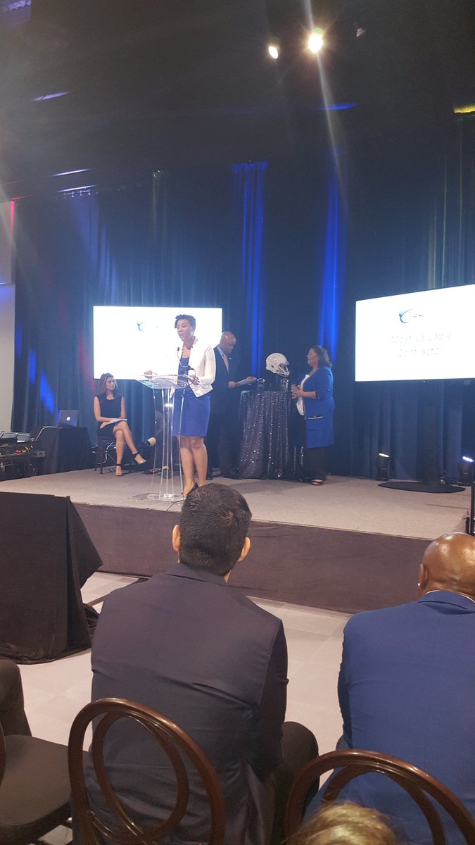 HandleWorkLife's tweet image. Super Bowl Host Committee is blessed to have @LaMeciaB on their team! Great job tonight friend! #businessconnectHOU @bjw704 @HouSuperBowl