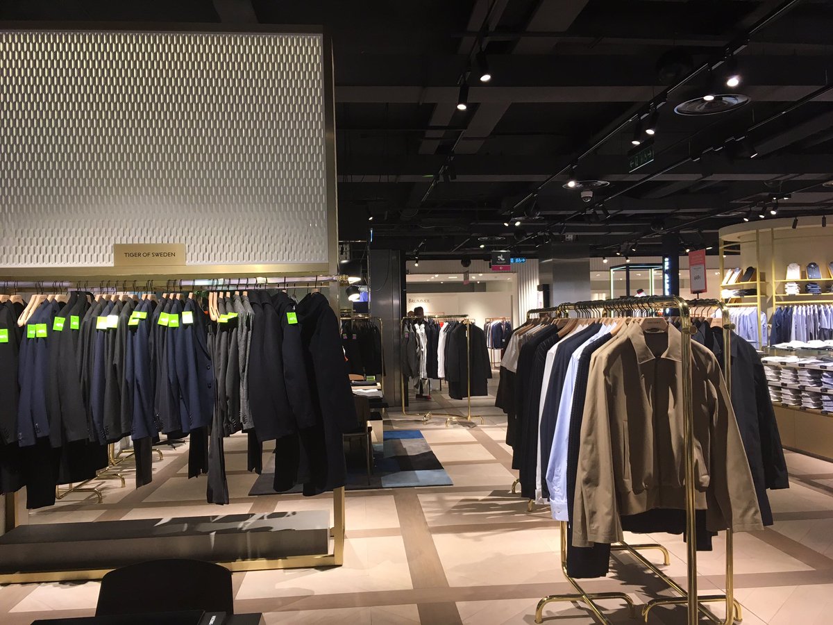 Agathe_Rb's tweet photo. Visite des 5 étages du nv @Printemps Homme, conçus par les architectes #Wilmotte&Associés #UniversalDesignStudio et #Ciguë (@IntramurosMag) https://t.co/SydjqaYNzx