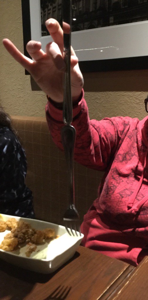 Readergirl4's tweet image. #magicmoves at dinner @jenjcam @RebeccaUpjohn @WesleyTKing @natasha_deen @karenbassYA @DonCummer @joelasutherland