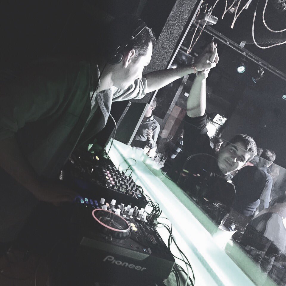 PeterNightdj's tweet photo. Vostr@s soy yo โค๏ธ โถ๏ธ Escuchame en @soundcloud !!! #PeterNightDj #PeterNight #PeterNightMusic #deephouse #house #tech #techno #techhouse #dj https://t.co/JXbPHuAkvO