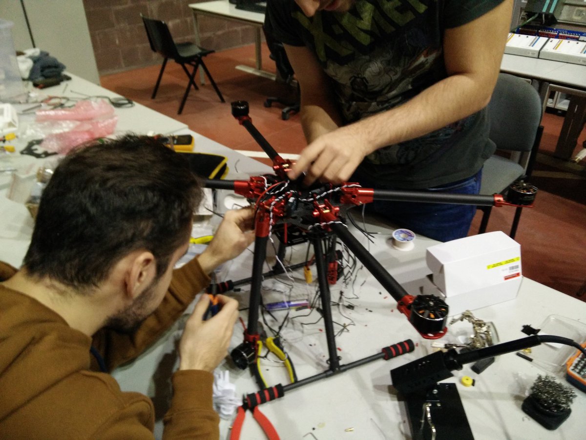 asrob_uc3m's tweet photo. Grupo de UAVs montando hexacoptero #UAVsASROB #ASROB https://t.co/5OVT9bOXAl