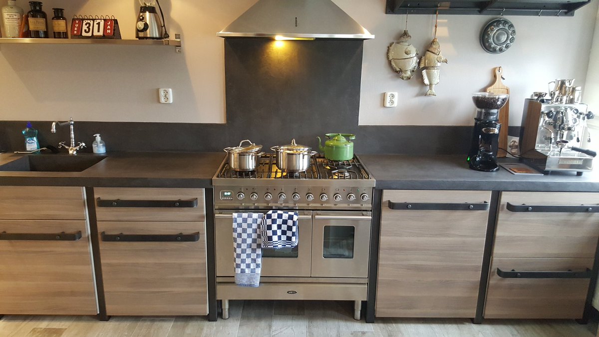 Stucoemiel's tweet photo. Aanrechtblad en spatrand voorzien van #bealmortex #waterdicht #betonlook #naadloos #design #Nieuwerkerk  #stucoemiel #custommade #Zeeland https://t.co/LitC54lsFg