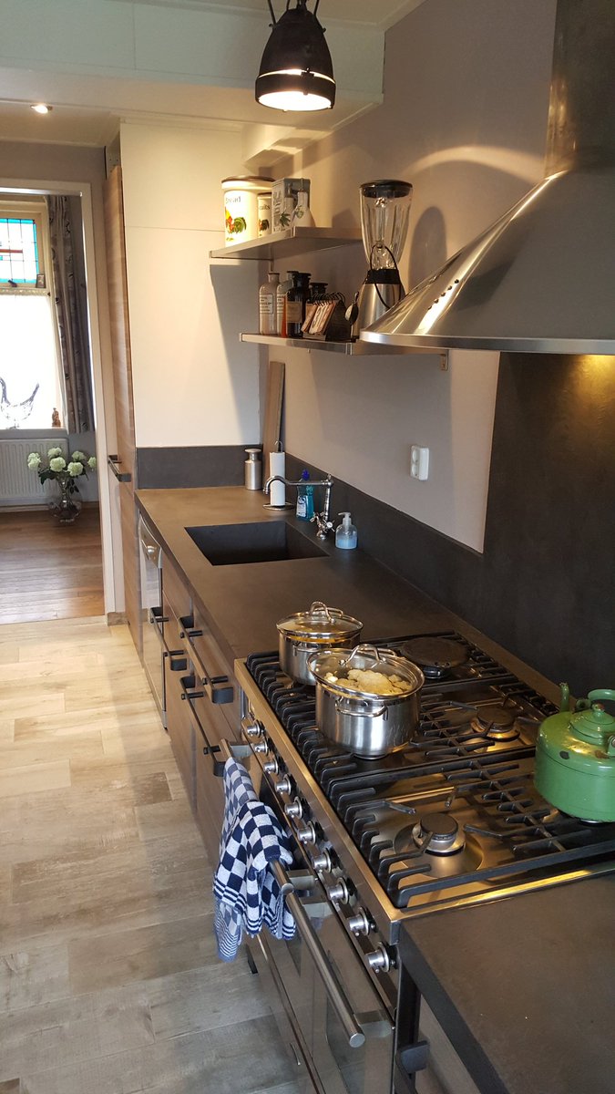 Stucoemiel's tweet photo. Aanrechtblad en spatrand voorzien van #bealmortex #waterdicht #betonlook #naadloos #design #Nieuwerkerk  #stucoemiel #custommade #Zeeland https://t.co/LitC54lsFg