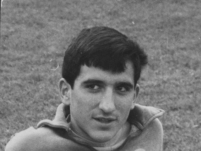Corriere's tweet photo. Ricordo di Meroni,  bohemien  del calcio https://t.co/JAK8pvLRmb https://t.co/6TnncVjTbS
