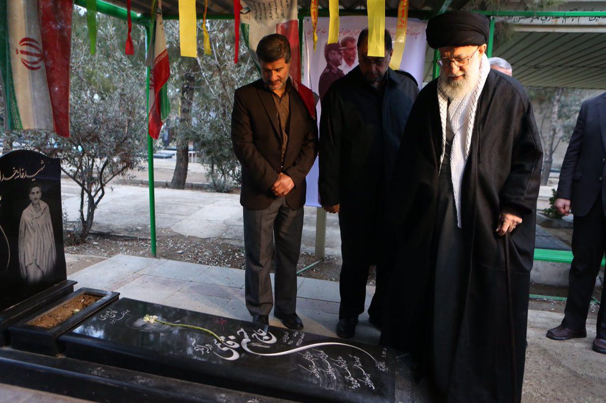 fr_Khamenei's tweet photo. Le guide s'est rendu sur les tombeaux des martyrs de la Révolution, pèlerins de la Mecque, Défenseurs des Lieux Saints et #plascobuilding https://t.co/IdpWLWhNju