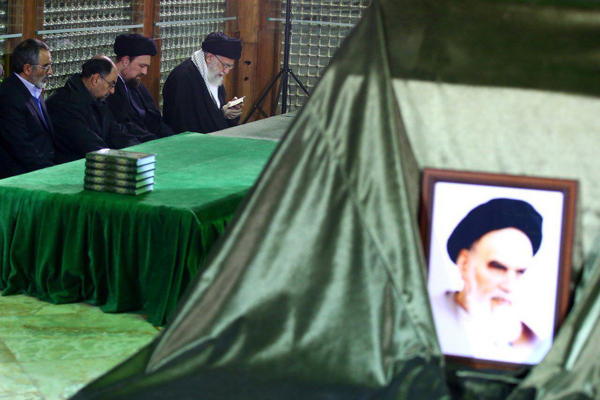fr_Khamenei's tweet photo. Le guide s'est rendu sur les tombeaux des martyrs de la Révolution, pèlerins de la Mecque, Défenseurs des Lieux Saints et #plascobuilding https://t.co/IdpWLWhNju