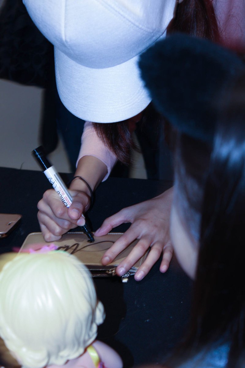 MihosGlobalD's tweet photo. Autographs for the fans..You are so accomodating loves @gt_miho https://t.co/Q3Lc6cKM5z