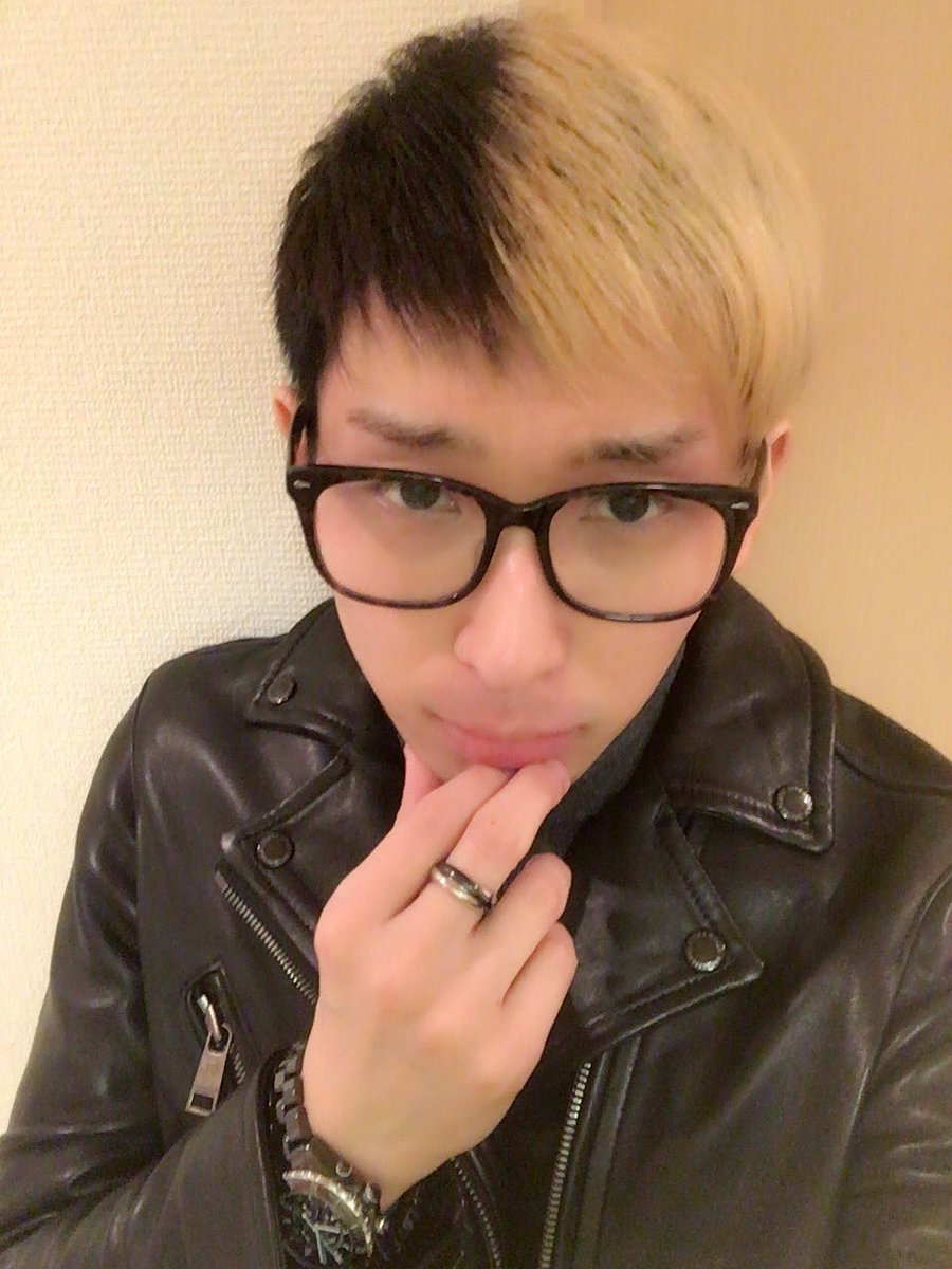 ヒカル Nextstage Sur Twitter 髪ブリーチし直さな黒が目立ってきた にしても短髪楽やな 明日から東京なので誰かラーメン行きましょう