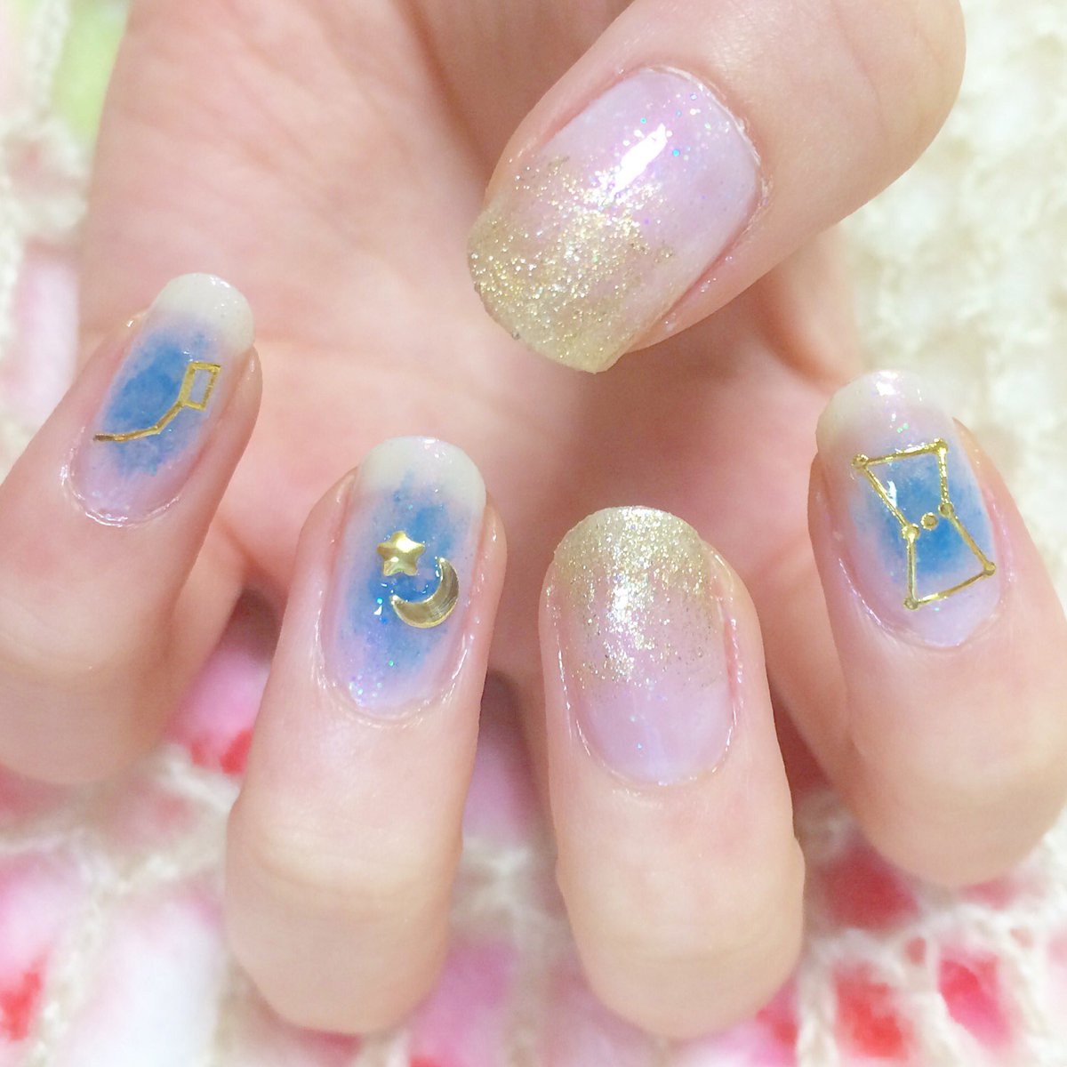 jas_flower_'s tweet photo. 星座ネイル🌌
ネイビーだと思って買ったポリッシュが青で、春を通り越して夏ネイルになってしまいました😅でもずっとブルーでチークネイルをしたかったのでこれはこれで気に入ってます💗
#nailholic #ネイルホリック #bl907 #gd004 #ducato #ミルキーホワイト https://t.co/DC1HDqrNtl
