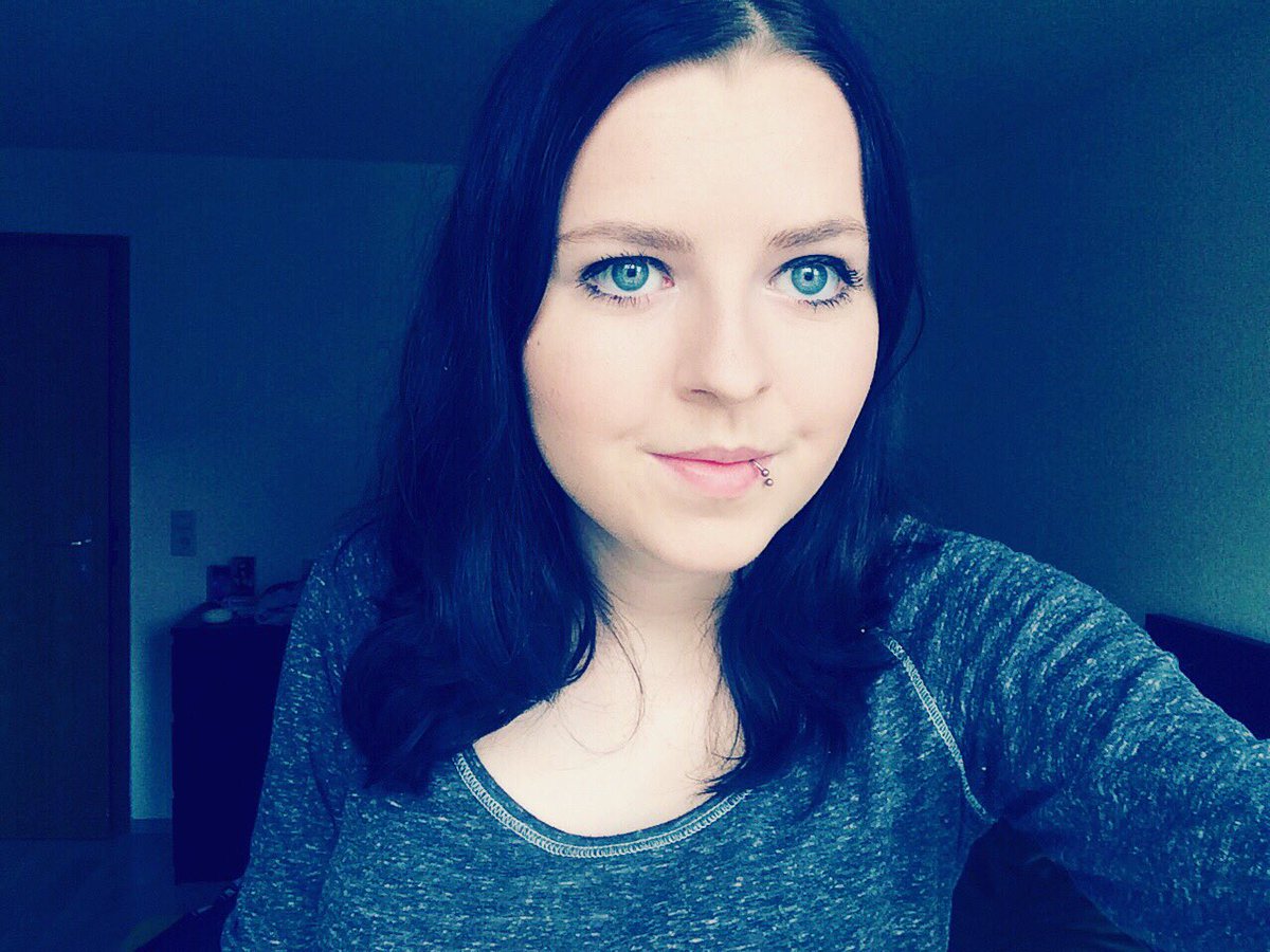 RubiNa_panda's tweet photo. #girl #beauty #blackhair #blueeyes #smile https://t.co/ntMGXtut9N