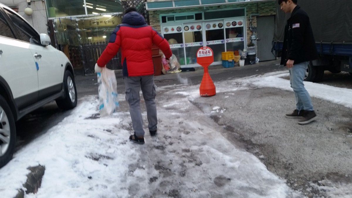 #성남시 #상대원2동

골목길 미처 쓸지못한 눈이 얼어붙어
사고의 우려가 있어
염화칼슘을 살포했습니다~ 

다니실때 주의하세요^^