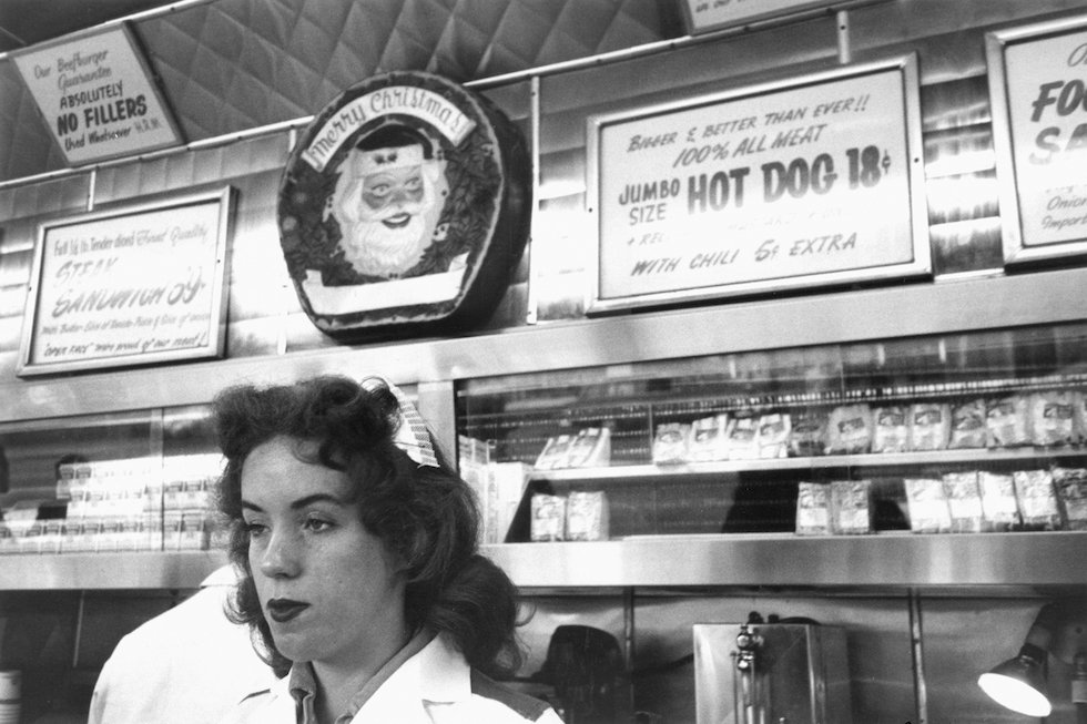RetroPost's tweet photo. Sembra la scena di un film dei Coen, invece è l’America reale degli anni ’50 fotografata da Robert Frank https://t.co/Y82R49QmXi https://t.co/tiDY8mnaAN