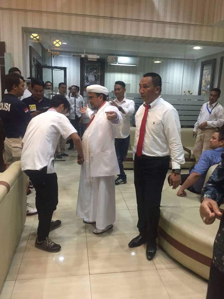 MalatiPuspalia's tweet photo. Ya ALLAH LindunginLh Beliau,kmi sngt menyayangi beliau,semoga Habib slalu dberi kekuatan dlm menghadapin kezoliman ini,Amin #AhokFitnahUlama https://t.co/GIG3tObkkC
