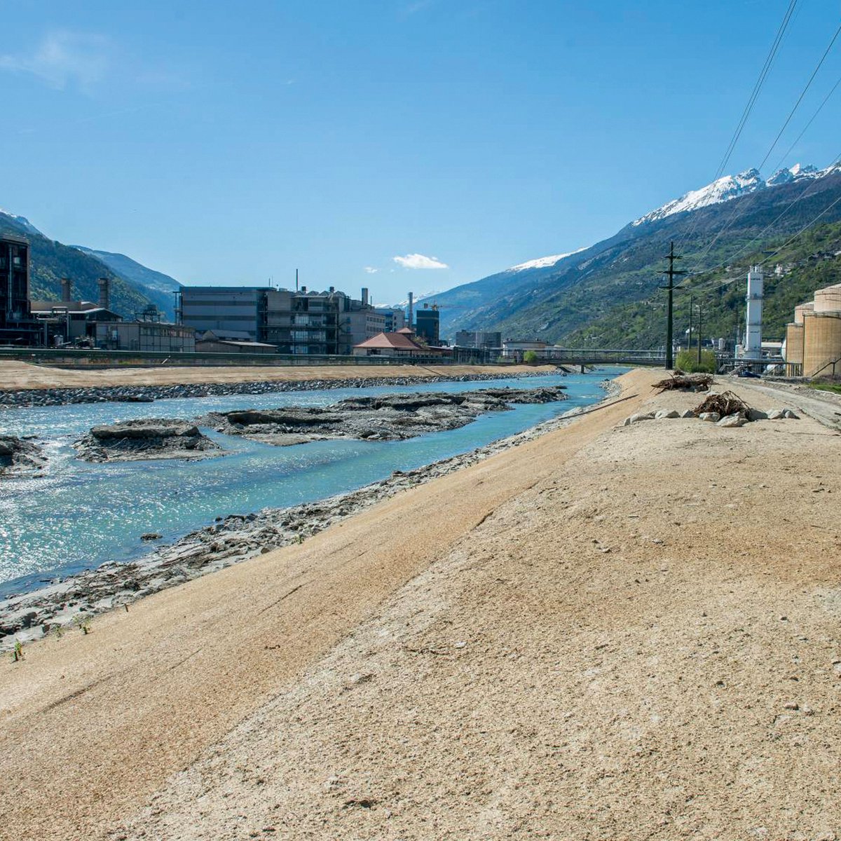 rhone3valais's tweet photo. In Visp, der neue Damm ist gebaut. A Viège, la nouvelle digue a été construite. #rhone3 #visp #viege https://t.co/90xBPd3nuC