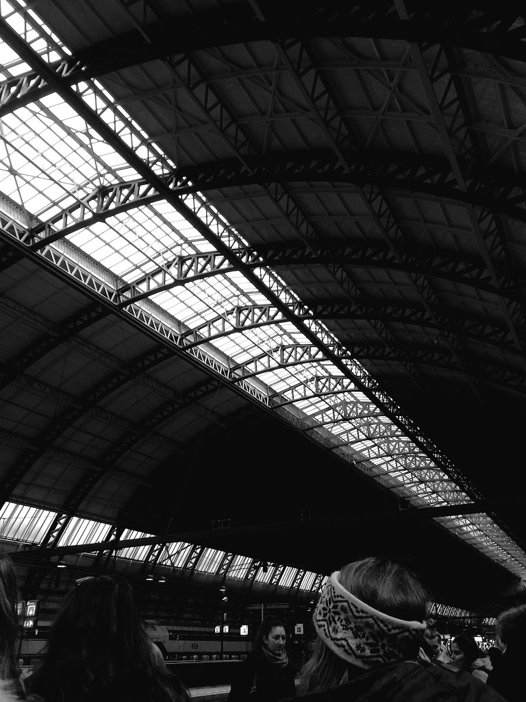 En route to Rotterdam to see the #kubushouse by #pietblom and the <a href="/MVRDV/">MVRDV</a> #markthal <a href="/InteriorsDJCAD/">Interiors DJCAD</a>