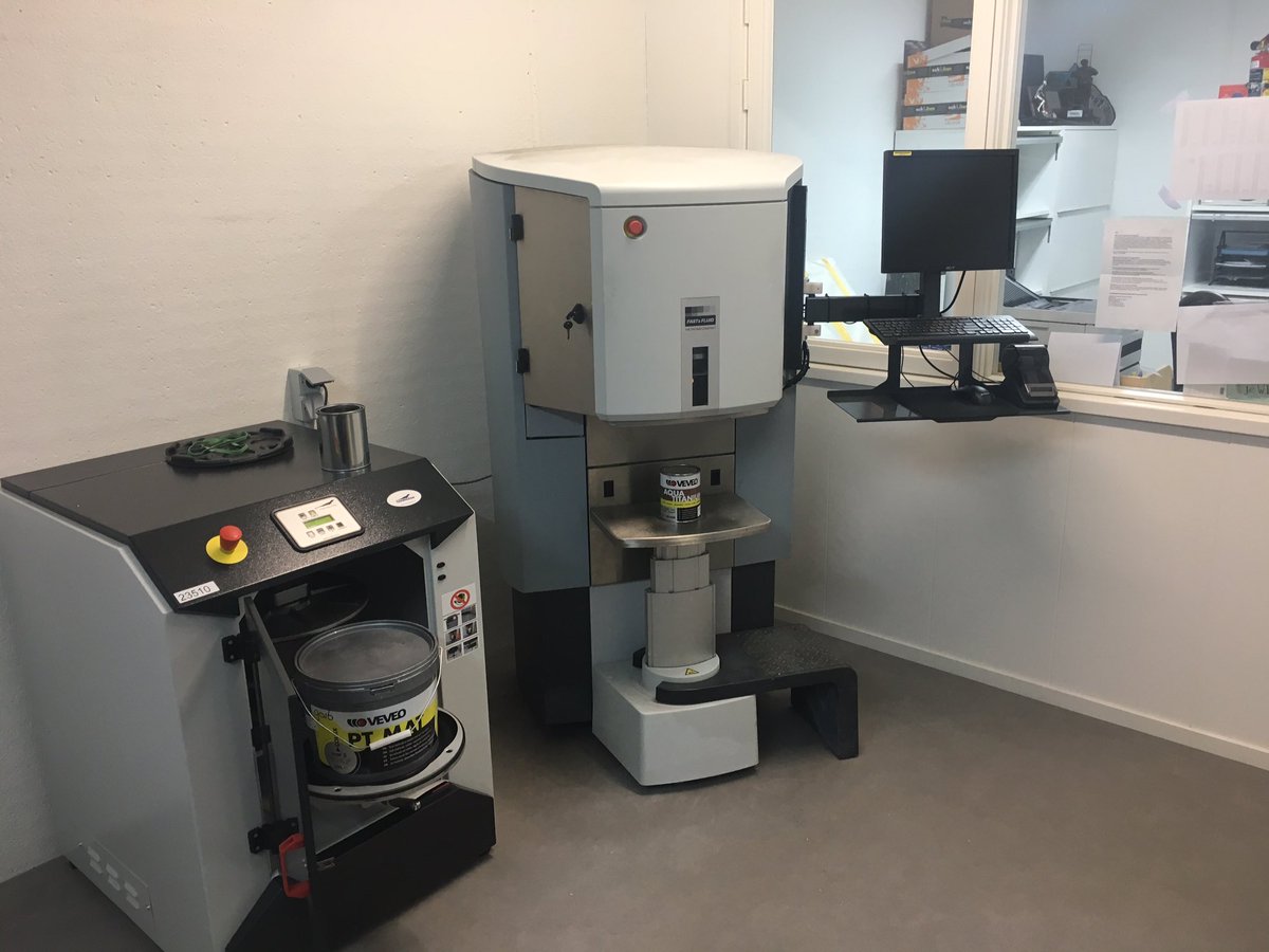 SchildervBuuren's tweet photo. Vanaf aanstaande maandag is onze @VeveoCoatings machine in gebruik. Alle produkten van #Rainguard tot #ACTopClean. Zelfstandig #ondernemen! https://t.co/f7QqaxJL3P