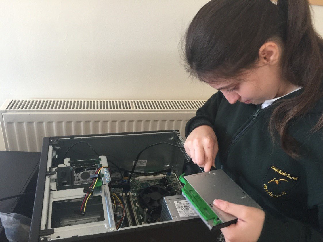 ASGSchool's tweet image. تدرب طلبة IBCP في شركة التصميم الحديث لأنظمة الكمبيوتر "MISD"، وقد انصب التدريب على أنشطة عملية كتركيب مكونات الأجهزة والبرمجيات.